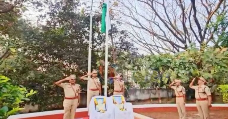 belagav police adhikshak karyalayat 77va prajasattak din utsahat sajra