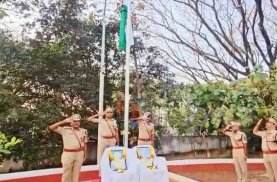 belagav police adhikshak karyalayat 77va prajasattak din utsahat sajra