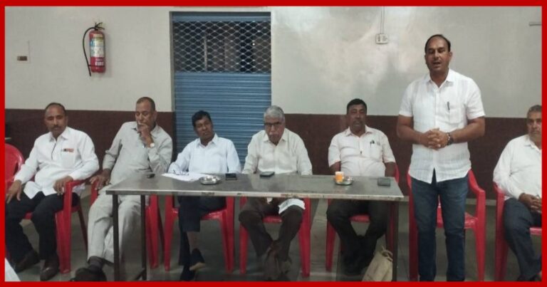 hutatma dini abhivadanasaathi mothya sankhyene upasthit rahanache avahan