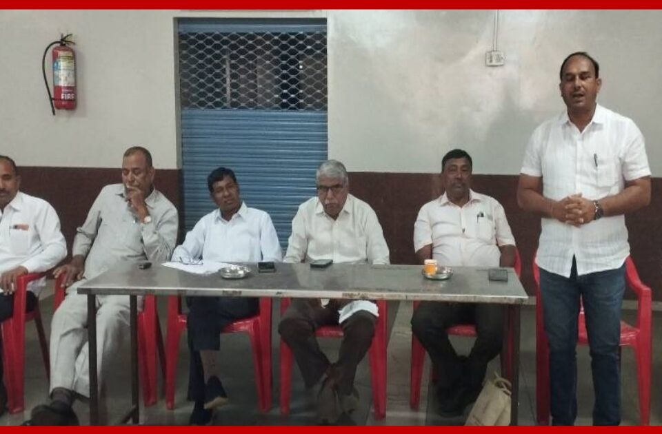 hutatma dini abhivadanasaathi mothya sankhyene upasthit rahanache avahan