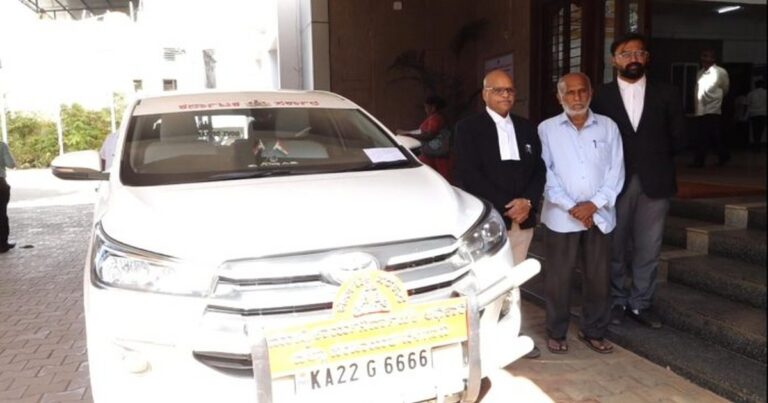 shetkaryanna nuksanbharpai na dilyabaddal jilha panchayat ceochi sarkari gadi japt