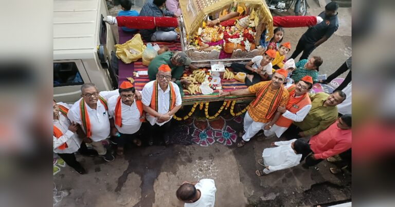 swami samarth aradhana kendrat palkhiche jalloshat swagat