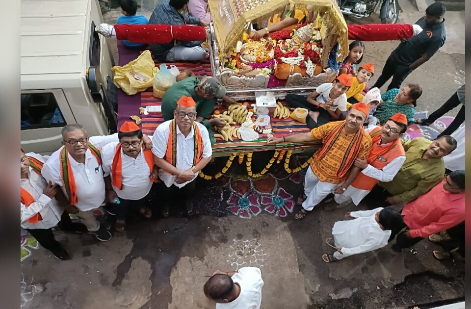 swami samarth aradhana kendrat palkhiche jalloshat swagat