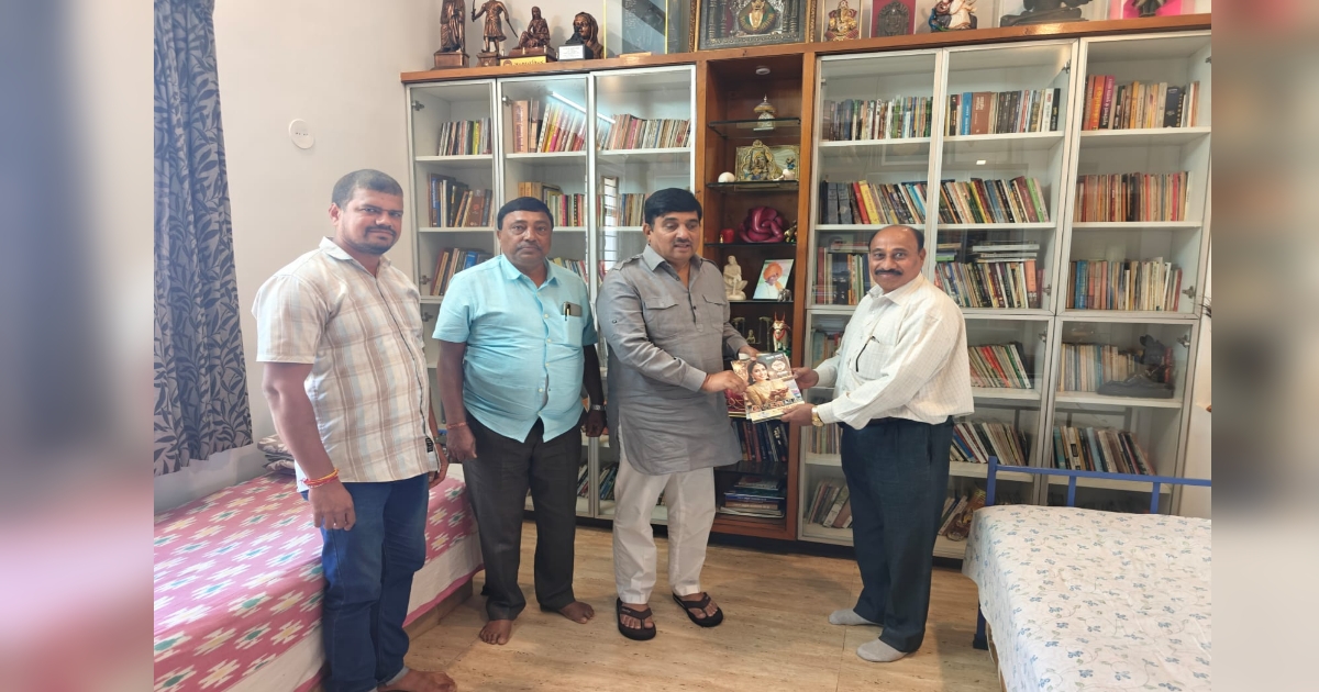 uchgav marathi sahitya academychya padhadhikaryankadun sahityik indrajit deshmukh yanna sammelanache nimantran