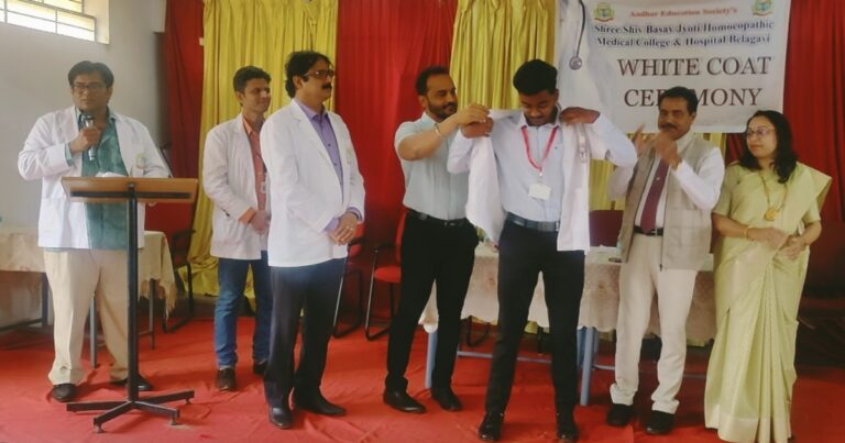 vaidyakiya kshetrasathi white coatchi jababdari mahattvachi