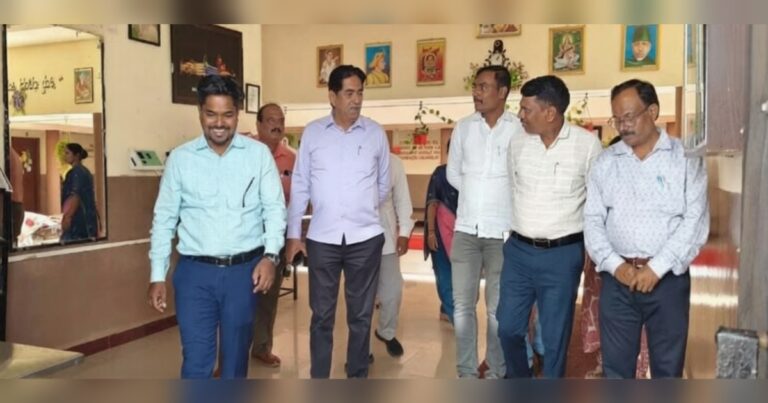 aamdar asif seth yanchi alpsankhyak vasatigruhala achanak bhet