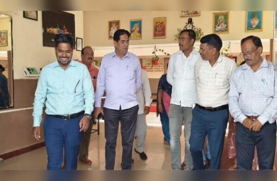 aamdar asif seth yanchi alpsankhyak vasatigruhala achanak bhet