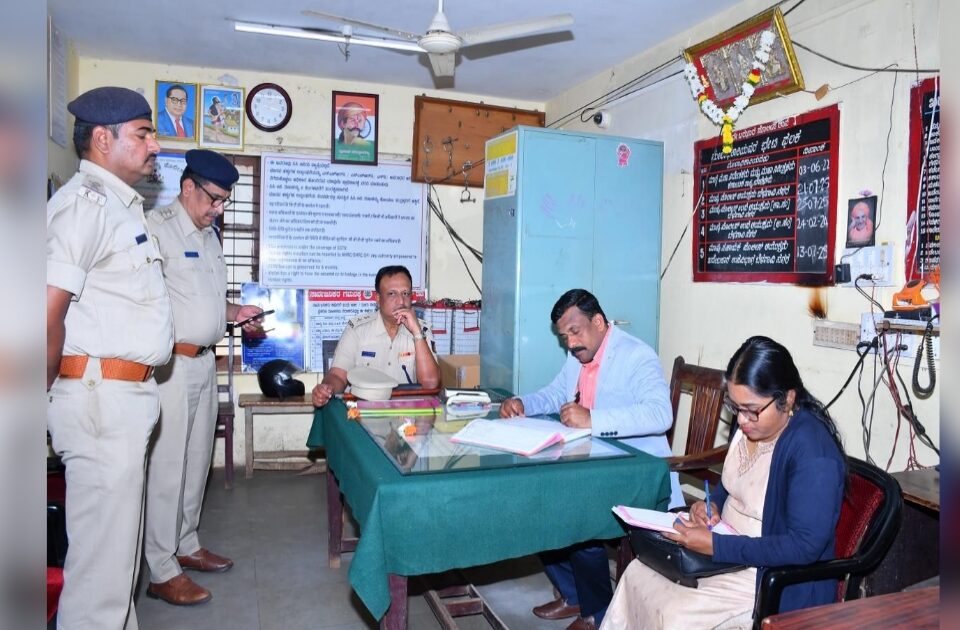 balhakk sanrakshan ayog adhyakshanchi khadebazar police sthanakala achanak bhet