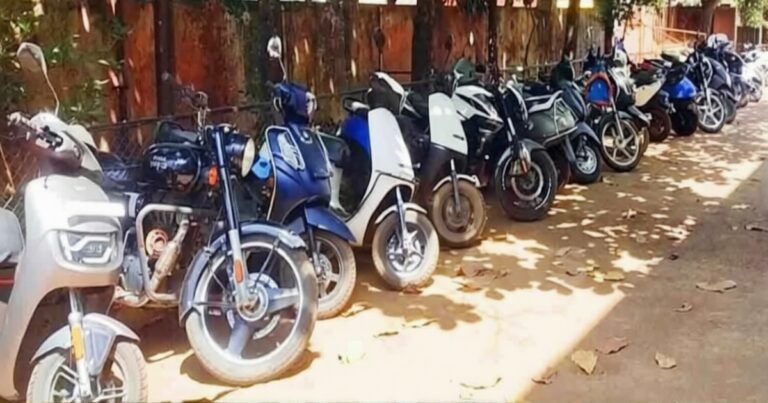 belgav shaharat vina number plate vahananvar polisancha badga