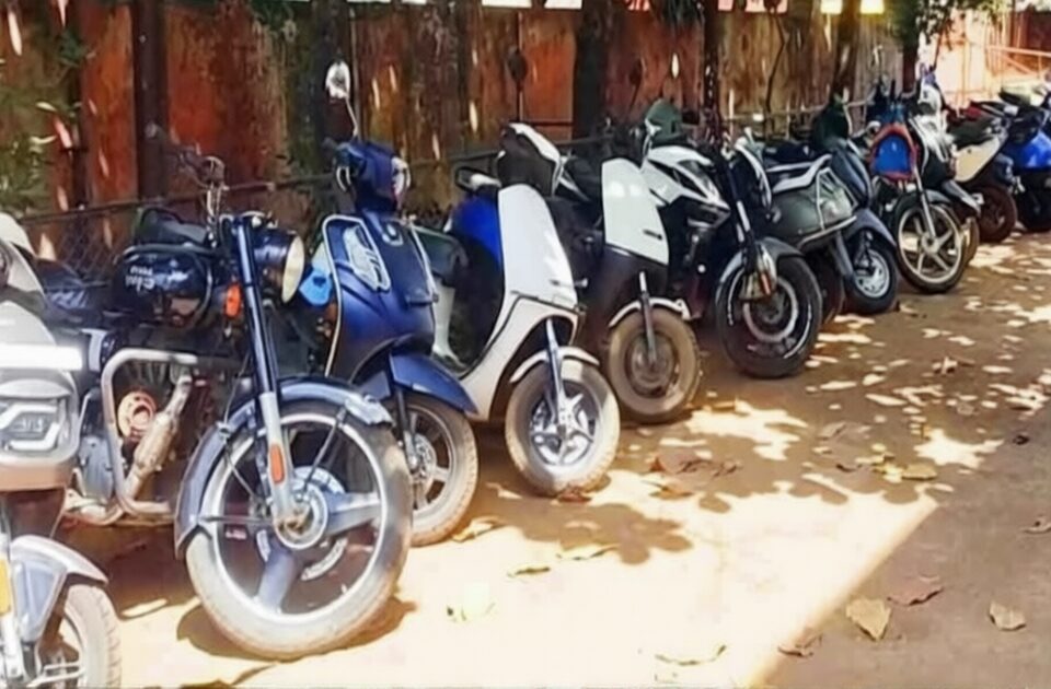 belgav shaharat vina number plate vahananvar polisancha badga