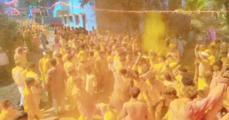 bhaktimay vatavaranaat sulga (h.) yethe bhavya kalash mirvanuk