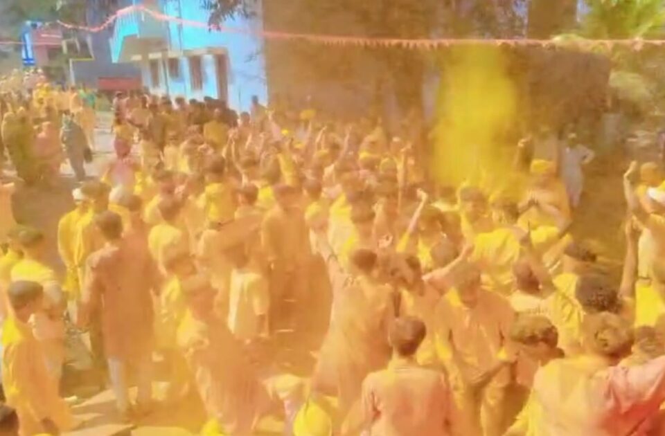 bhaktimay vatavaranaat sulga (h.) yethe bhavya kalash mirvanuk