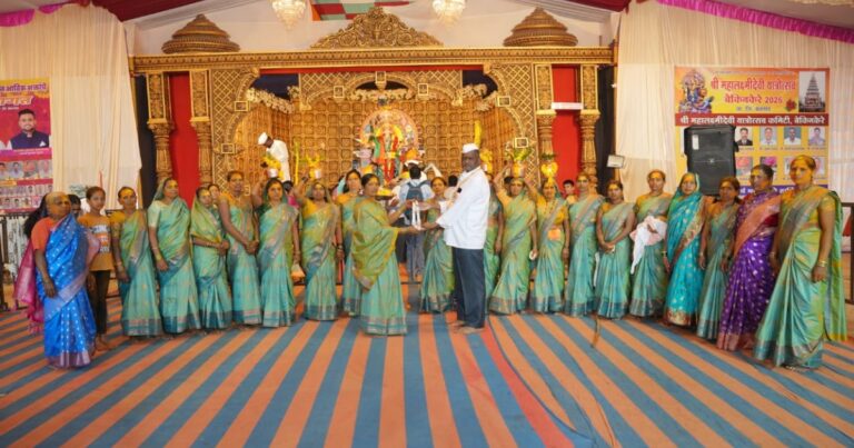 chalvenhattitil mahilankadun bekkinakere mahalakshmi matechya charani 11 tolyacha chandicha dagina arpan