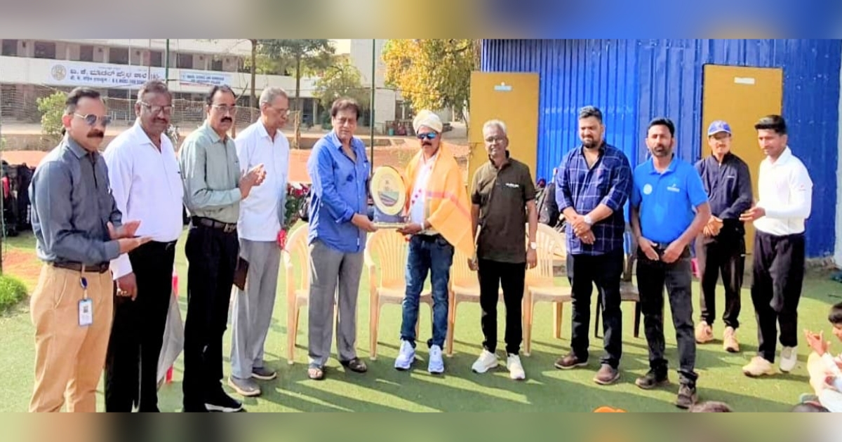 cricket prashikshak dinesh lad yanchi belgavla dhavti bhet