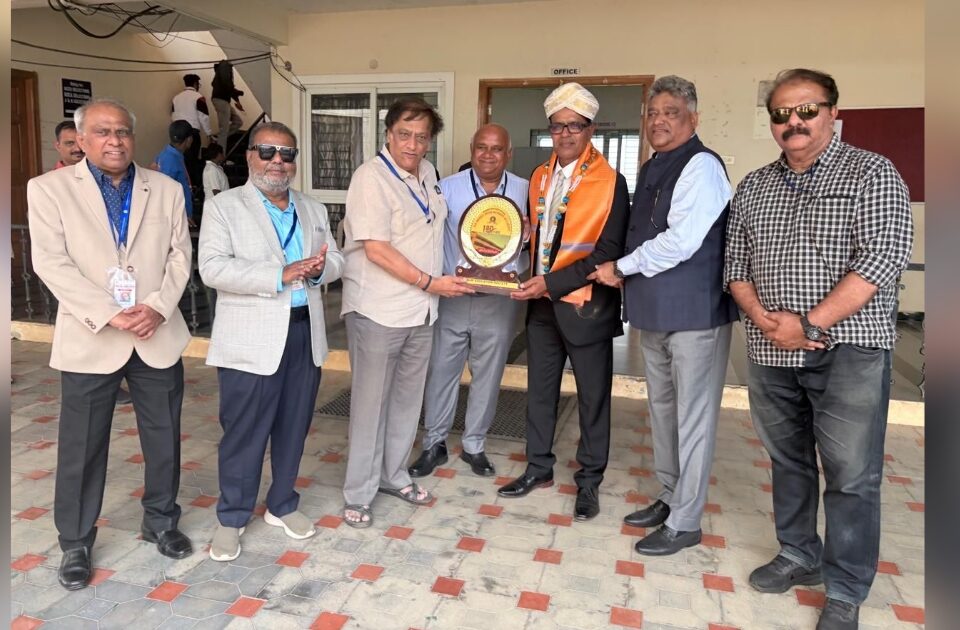 ksca dharwad vibhagatarfe maji cricketpatu sunil joshi yancha satkar