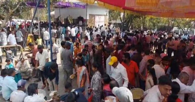 mahashivratrichya bhaktimay parvachi mahaprasadane sangata