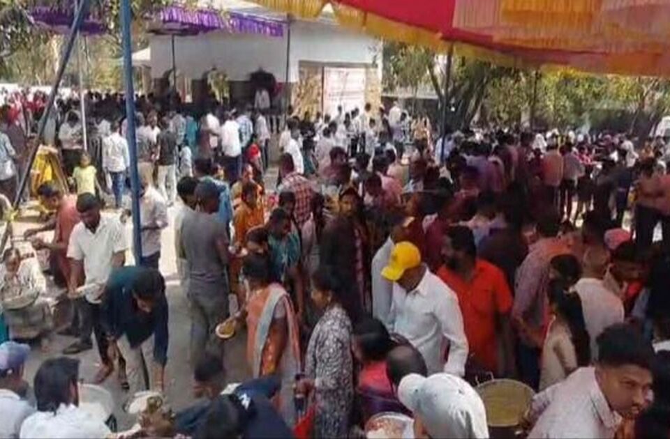 mahashivratrichya bhaktimay parvachi mahaprasadane sangata