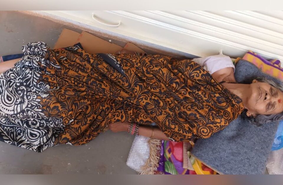 samajsevika madhuri jadhav yanchya sahakaryane niradhar jakhmi vruddhechi civil hospitalmadhe ravangi