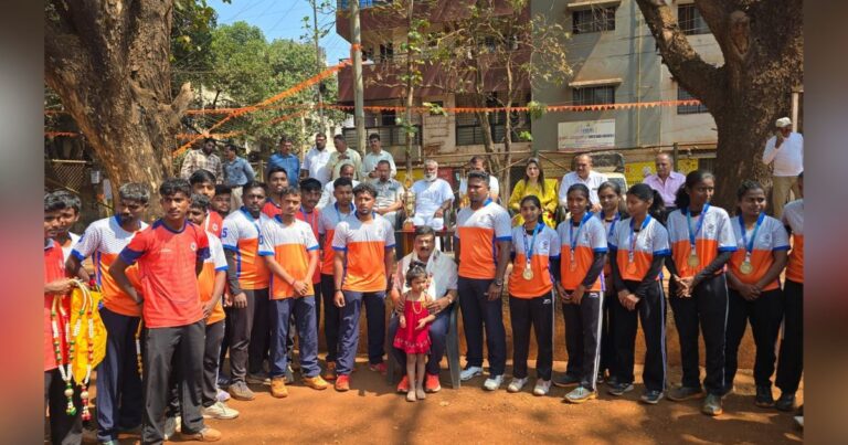 shahar maharashtra ekikaran samititarfe belgavchya hockeypatuncha satkar