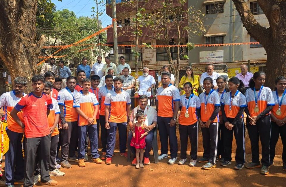 shahar maharashtra ekikaran samititarfe belgavchya hockeypatuncha satkar
