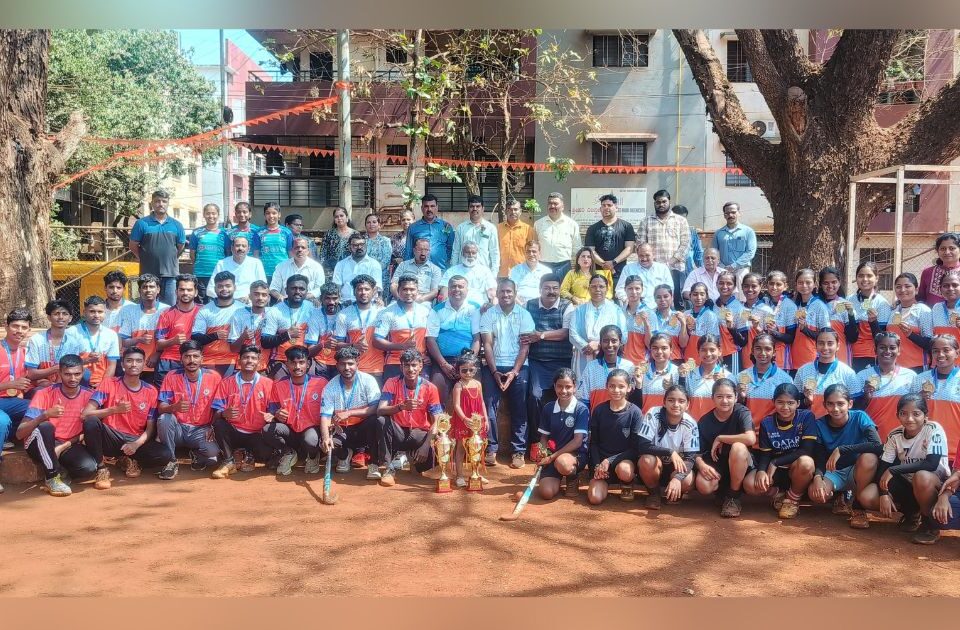 suvarnapadak vijetya hockey belgav sanghancha vividh sansthatarfe satkar