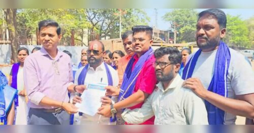 vividh pralambit magnansathi dalit sangharsh samiticha jilhadhikari karyalayavar morcha