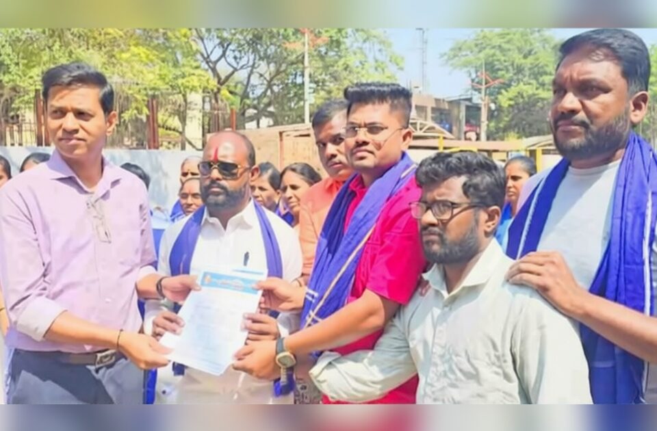 vividh pralambit magnansathi dalit sangharsh samiticha jilhadhikari karyalayavar morcha