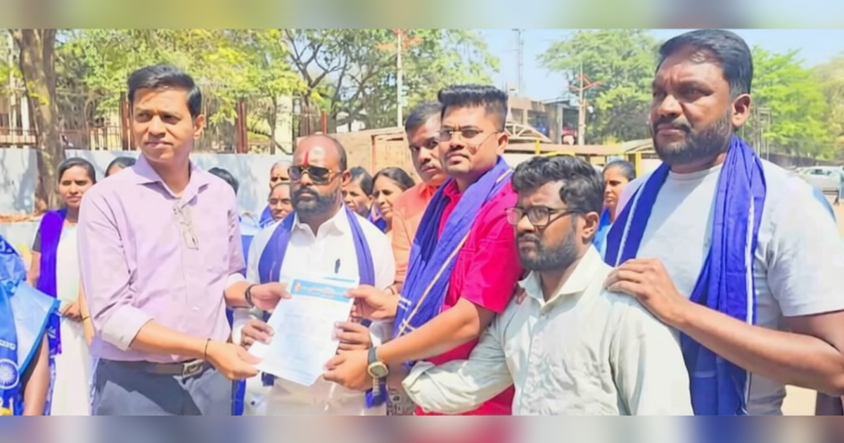 vividh pralambit magnansathi dalit sangharsh samiticha jilhadhikari karyalayavar morcha