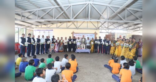 yellur marathi model shalet shatakottar suvarna mahotsav ahwalache prakashan ; smaranikeche vitaran