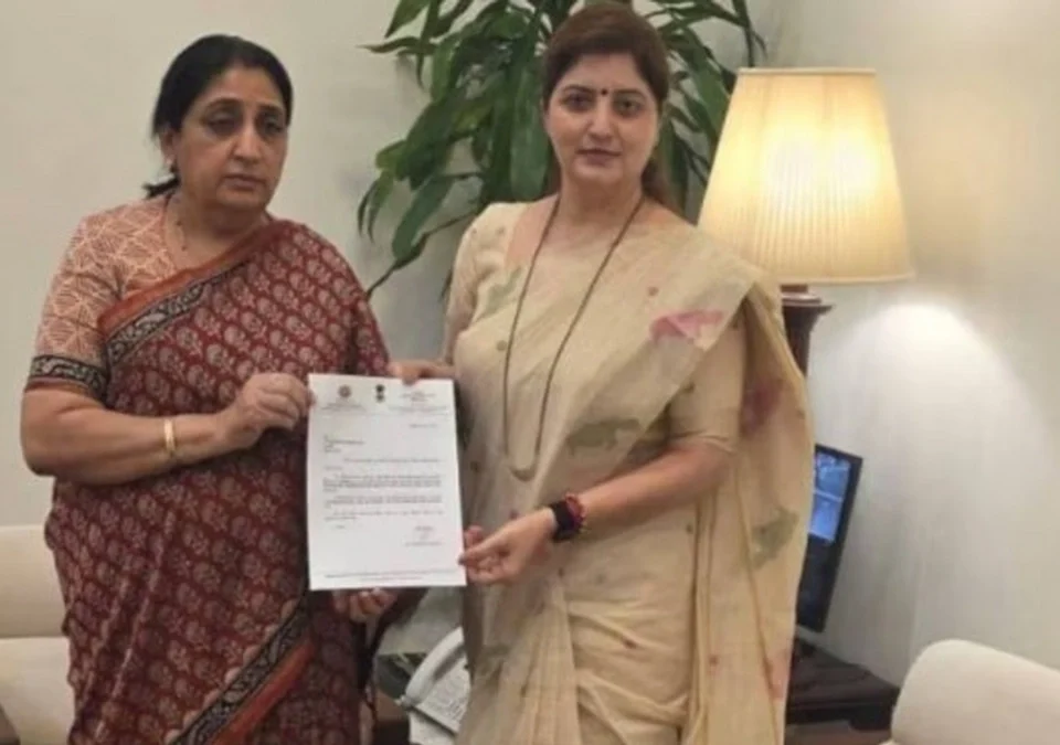 akher rupali chakankarancha rajya mahila ayogachya adhyakshpadacha rajinama