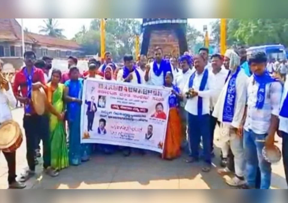 antargat arakshanachya magnisathi belgaavat dalit sangharsh samitiche rastaroko andolan
