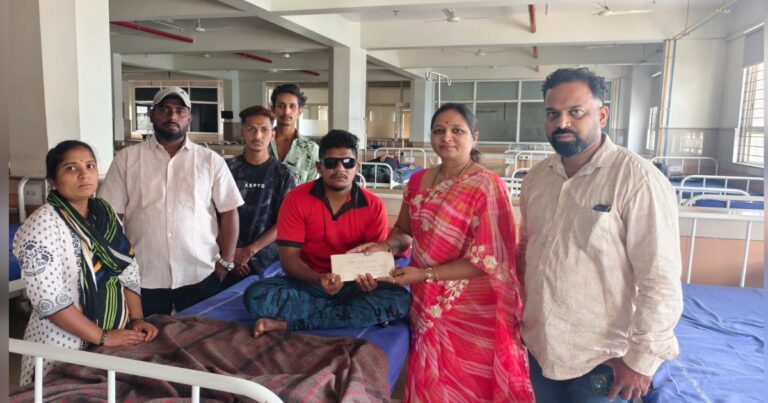 anuja balekundri yanchi shiva loharla 11 hajaranchi arthik madat