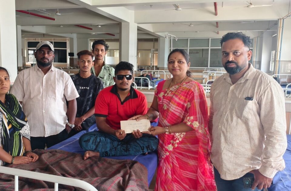 anuja balekundri yanchi shiva loharla 11 hajaranchi arthik madat