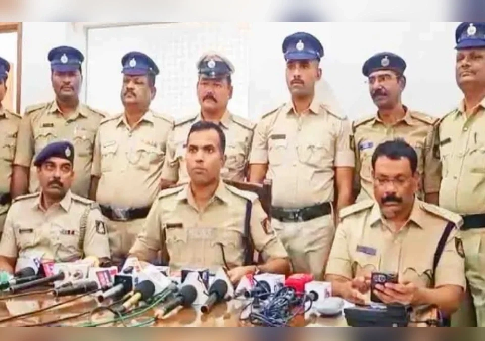 belgaav polisanchya karvayeet choris gelele 51 mobile mool malakanna supurd