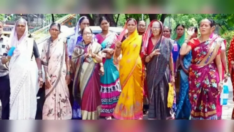 chachditil daru dukananvirodhat mahilancha jilhaadhikari karyalayavar morcha