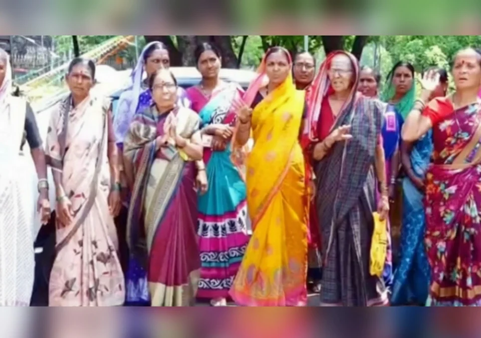 chachditil daru dukananvirodhat mahilancha jilhaadhikari karyalayavar morcha