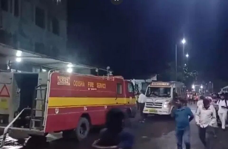 cuttackmadhil scb medical college hospital la bhishan aag ; 10 rugnancha mrutyu