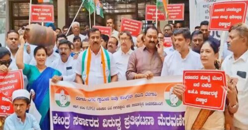 gharguti gas cylinderchya darvadhivirodhat mahila congressche andolan