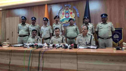 gokakmadhe paise duppat karanyache amish denarya antarrajya tolicha pardafash