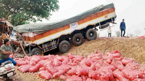 hirebagewadi najik rashtriya mahamargavar don truckcha bhishan apghat