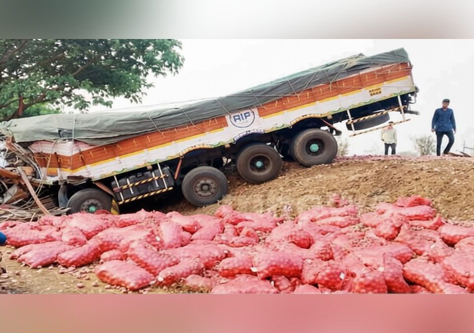 hirebagewadi najik rashtriya mahamargavar don truckcha bhishan apghat