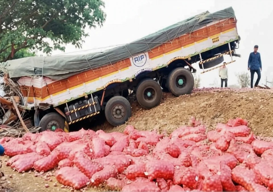hirebagewadi najik rashtriya mahamargavar don truckcha bhishan apghat