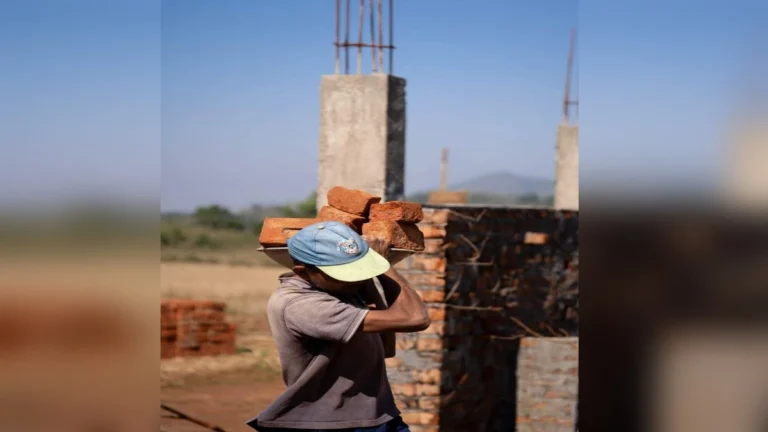 kadolit raviwari bandhkam kamgar unionche udghatan tasech kamgarana margdarshan