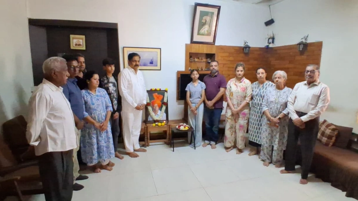 maji mantri v aamdar jayant patil yanchyakadun deepak dalvi kutumbiyanche santvan