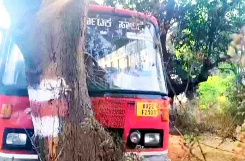 nandgad yethe ksrtc buscha apghat 11 pravasi jakhmi