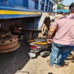 old pb roadvar apghatat duchakiswar yuvati thodkyat bachavli