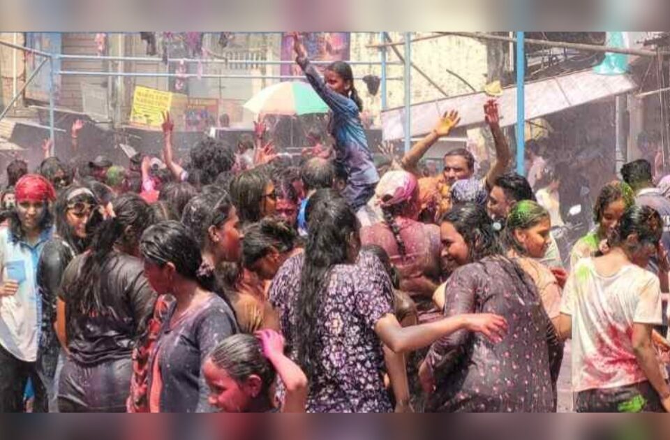 rain dance ani ranganchi udhalan ; belgav shaharat rangpanchmi utsahat sajri