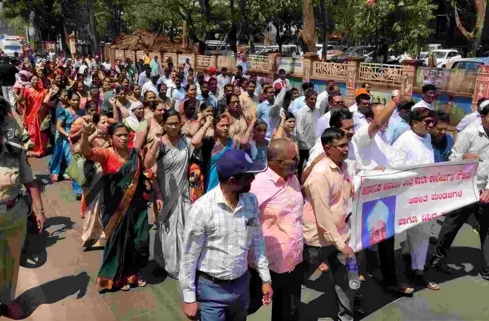 vina anudanit shala-college shikshakancha belgavat bhavya morcha