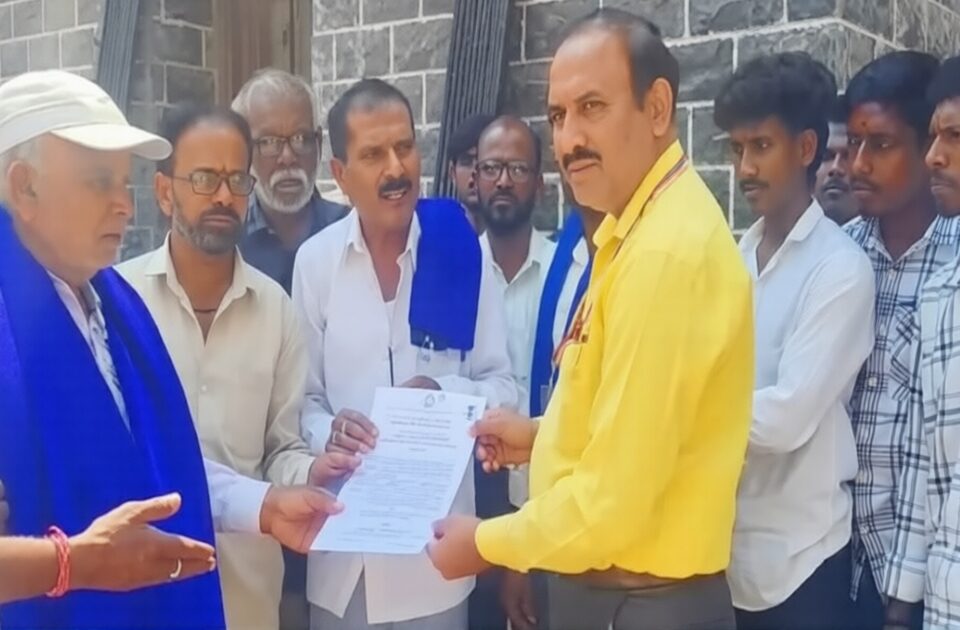 vividh pralambit magnyansathi dalit sangharsh samitiche jilhadhikaranna nivedan