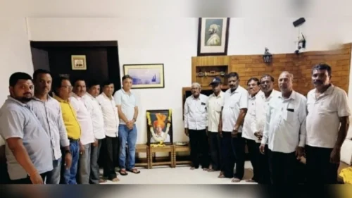 yellur vibhag maharashtra ekikaran samitine ghetli dalvi kutumbiyanchi santvanpar bhet